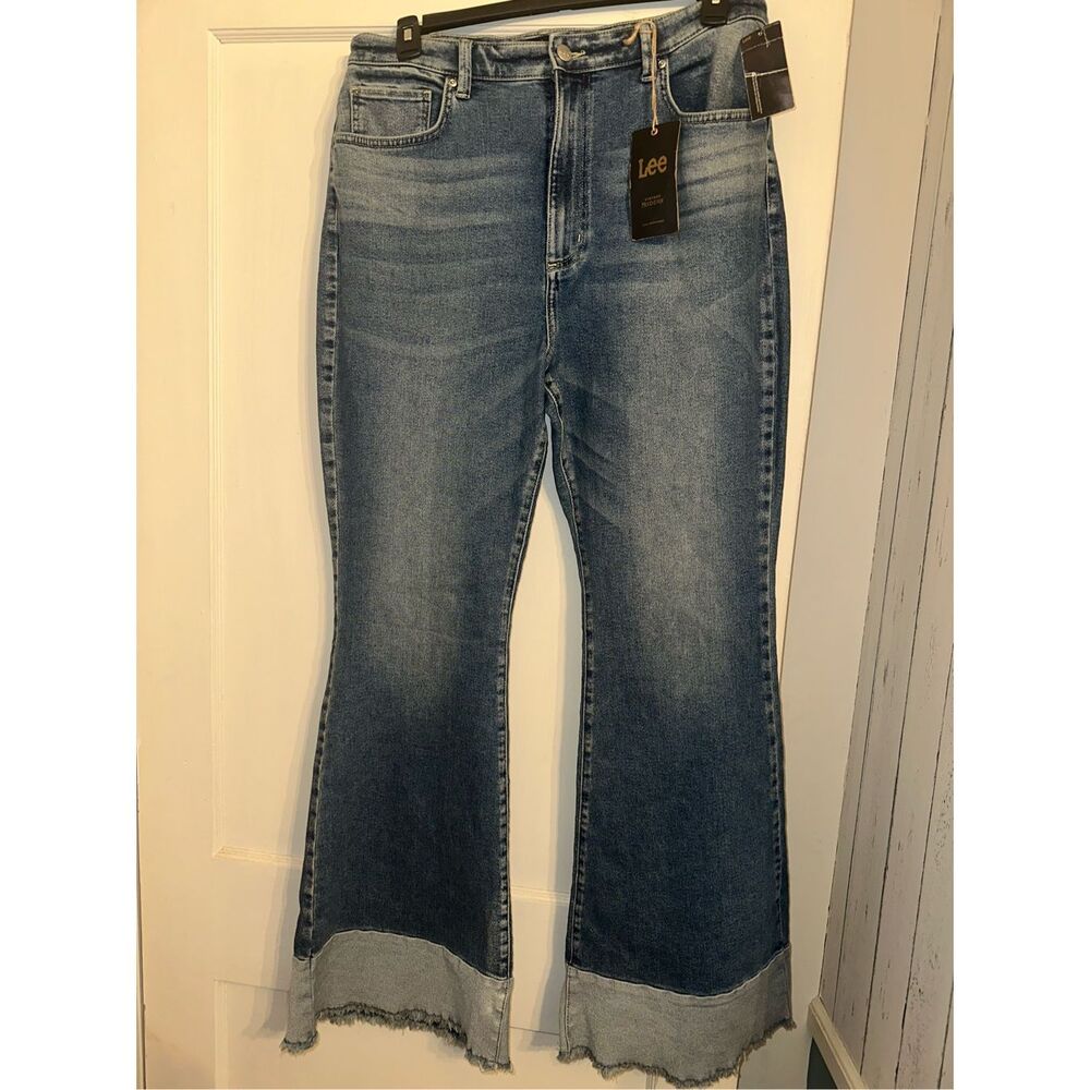 Lee Women’s Vintage Modern High Rise Flare Cotton Jeans Regular Wash Size 33 14